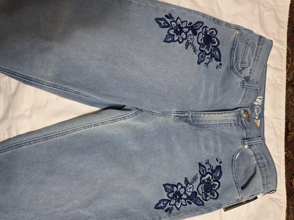 NEW DG2 Stretch Women's Light Wash Blue Denim Floral Embroidered Jeans Tall 10T